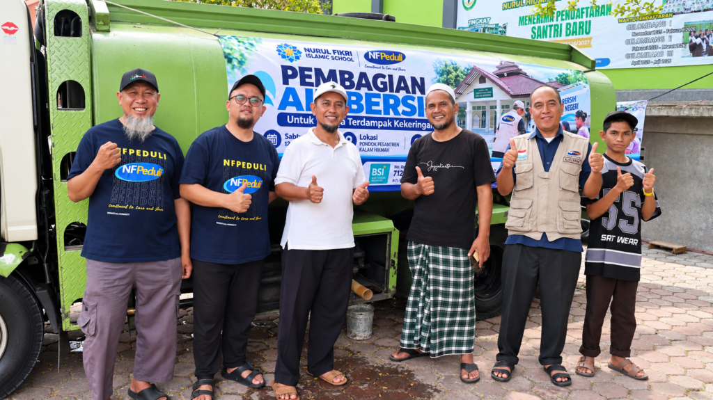 pembagian air bersih Pondok Pesantren Kalam Hikmah